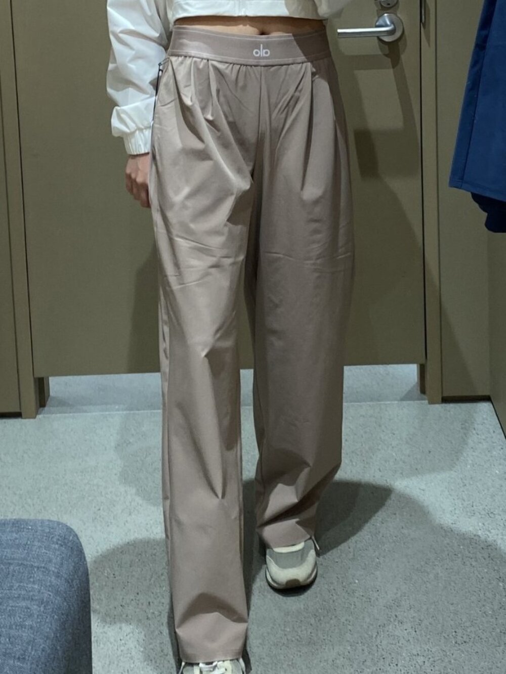 ALO Yoga Straight Leg Trouser Gravel Color👧🏻Woman's Regular 30" Inseam Pants💟 - Picture 8 of 8